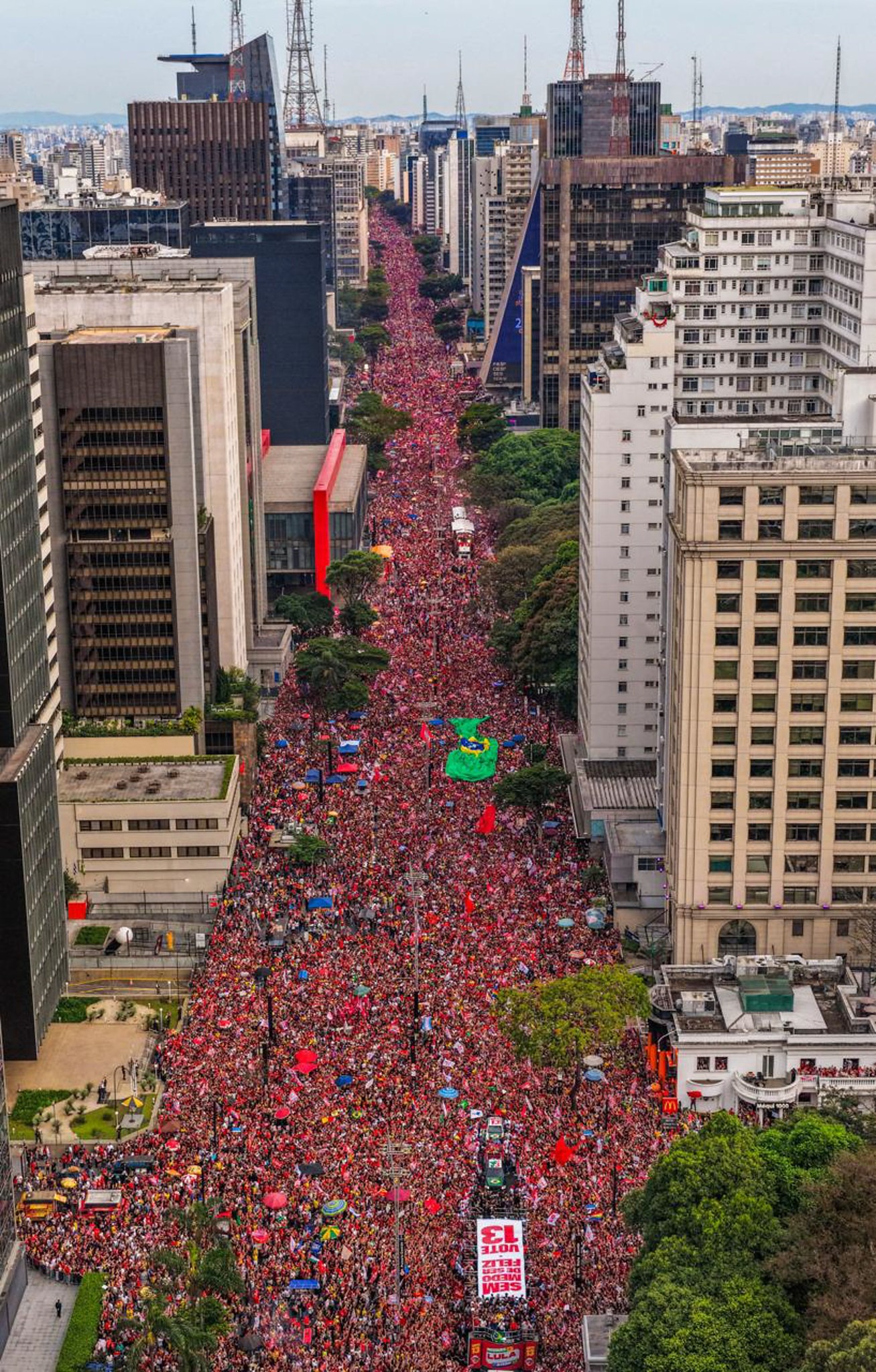 Multidão ocupa a Avenida Paulista, em São Paulo
