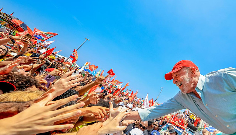 Lula cumprimenta apoiadores durante os atos da campanha