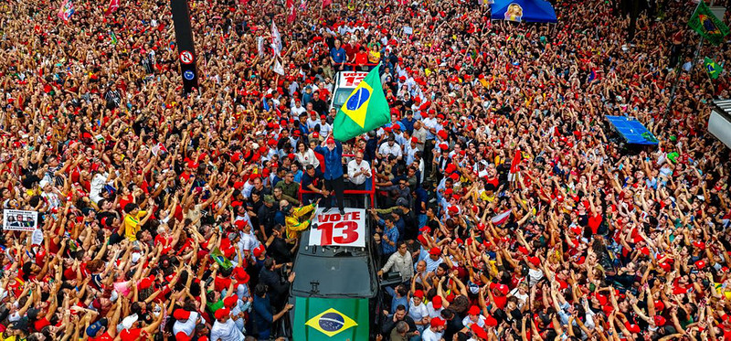 Lula cercado por apoiadores nos atos de encerramento da campanha
