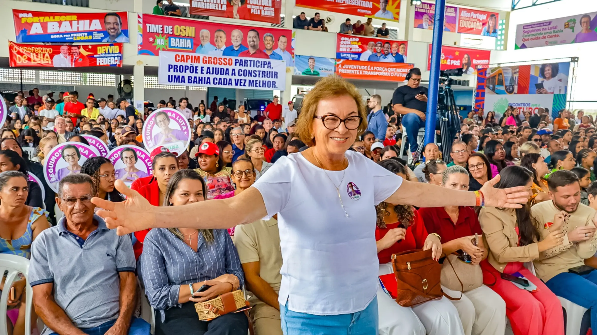Neusa Cadore de braços abertos durante um encontro com a população