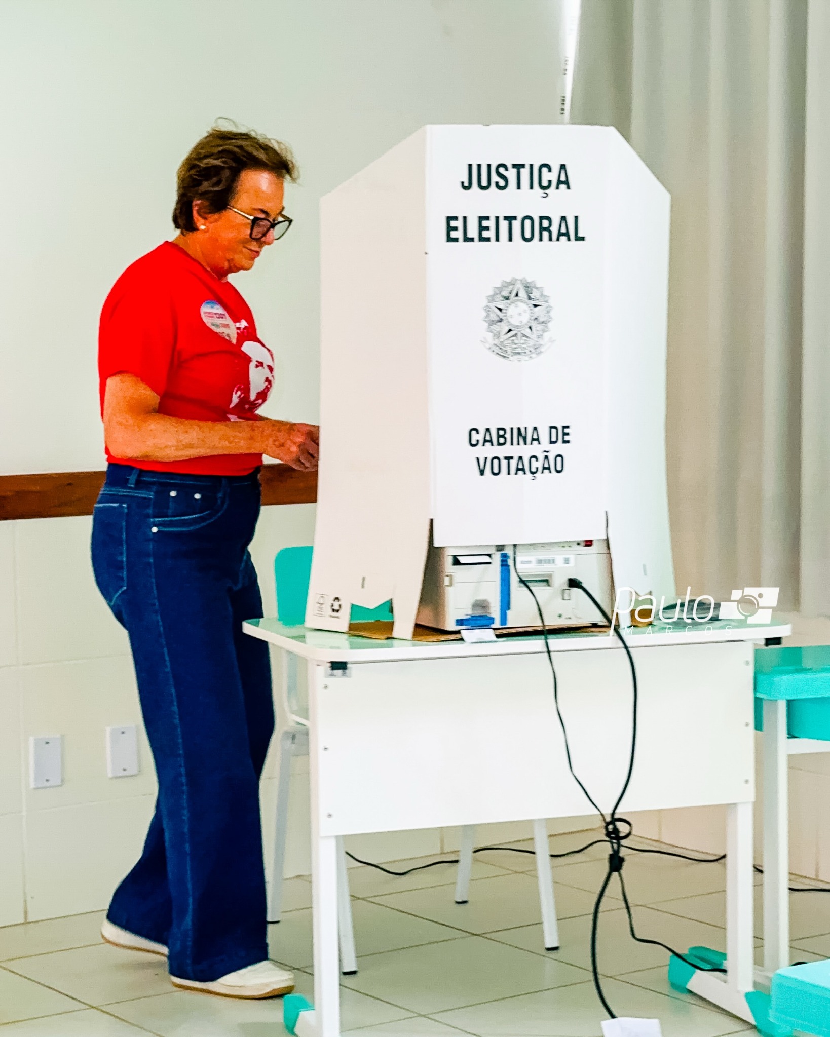 Neusa Cadore durante a votação do primeiro turno em Pintadas