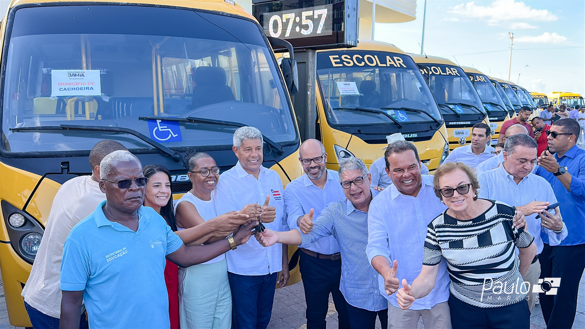 Autoridades e representantes municipais ao lado da nova frota escolar