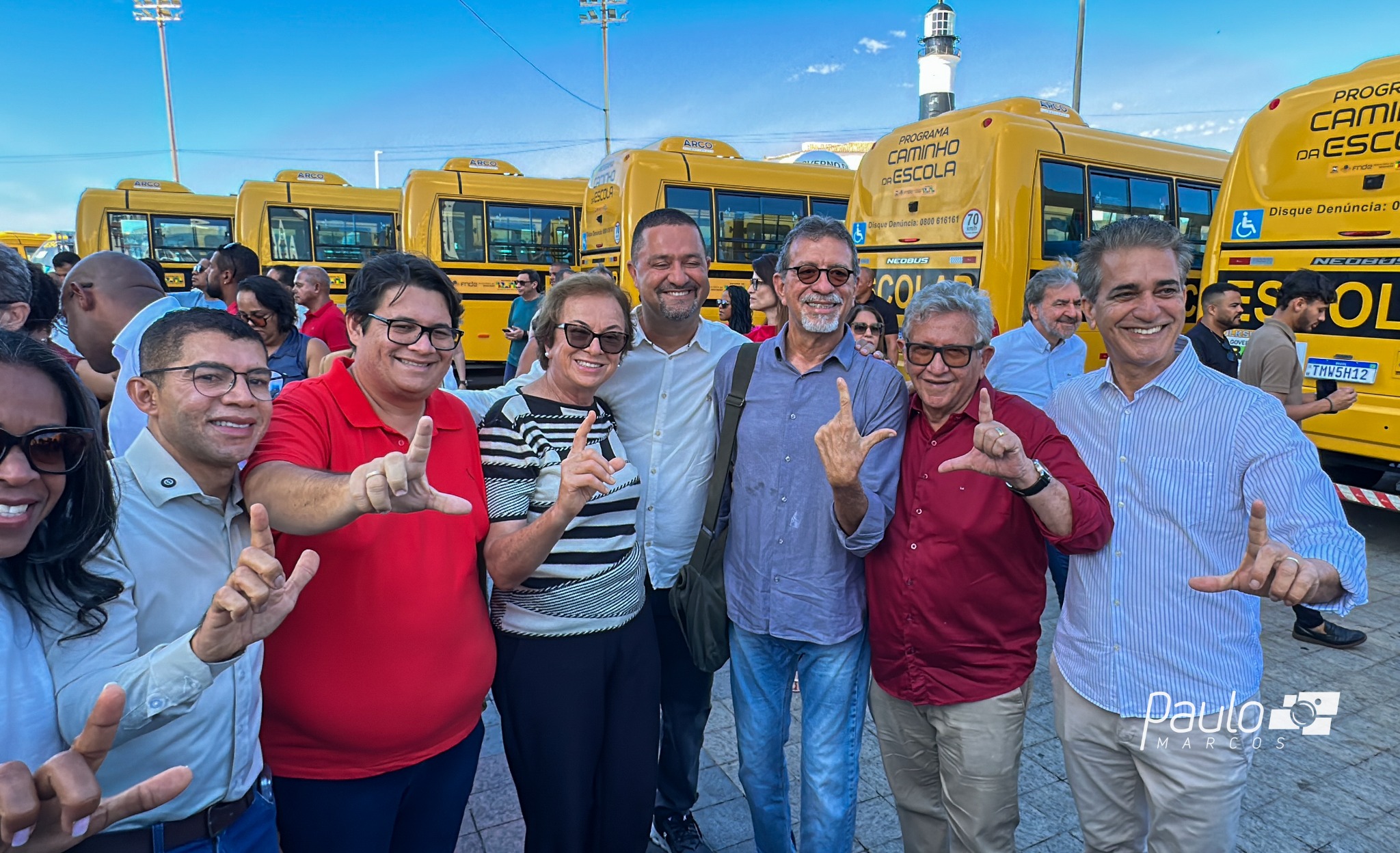Neusa Cadore e lideranças reunidas diante dos ônibus escolares