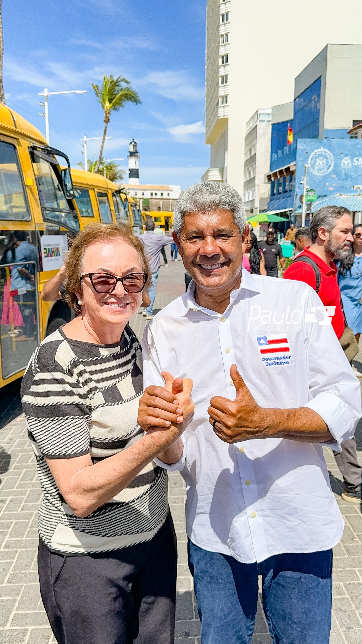 Neusa Cadore em encontro com um participante da entrega dos ônibus