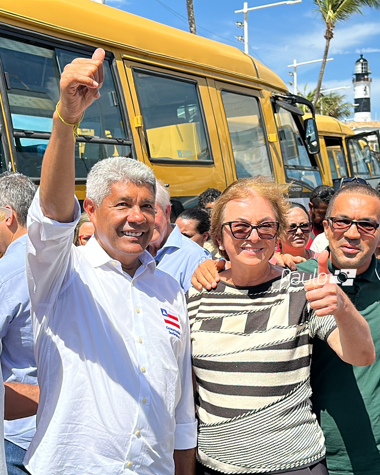 Neusa Cadore e Jerônimo Rodrigues ao lado de um ônibus escolar