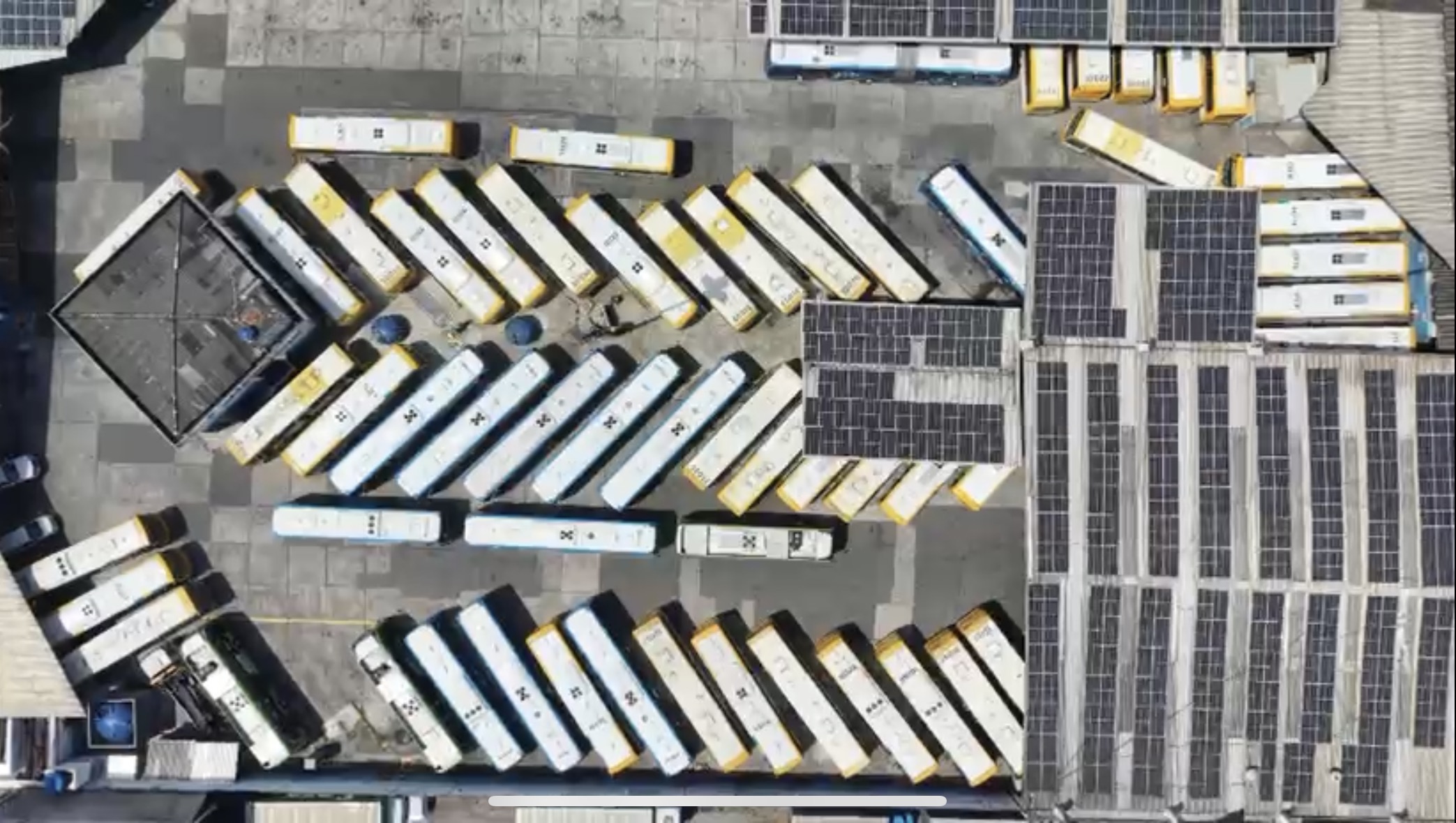 Vista aérea de ônibus estacionados em garagem