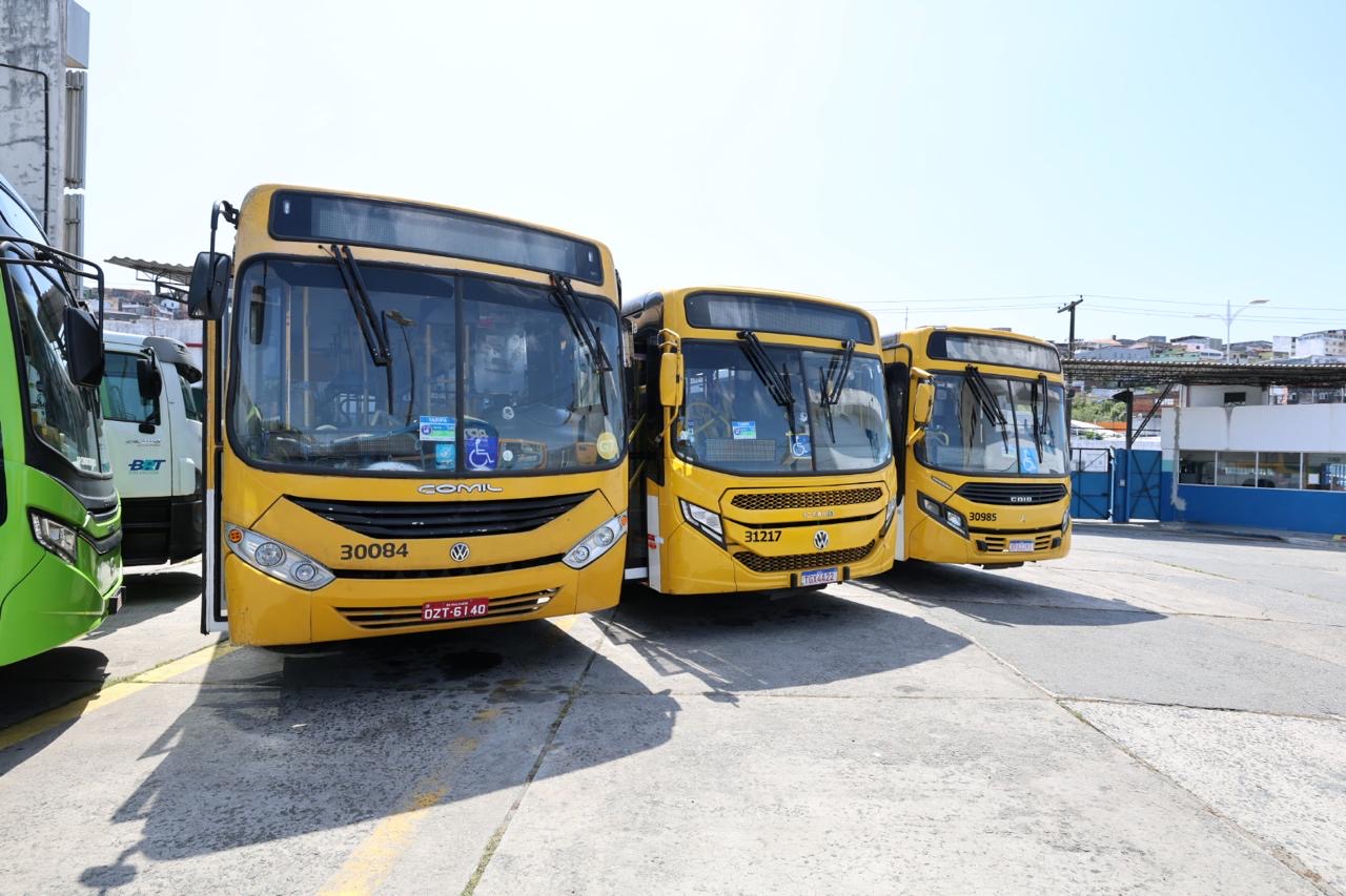 Ônibus estacionados no pátio de uma garagem de Salvador