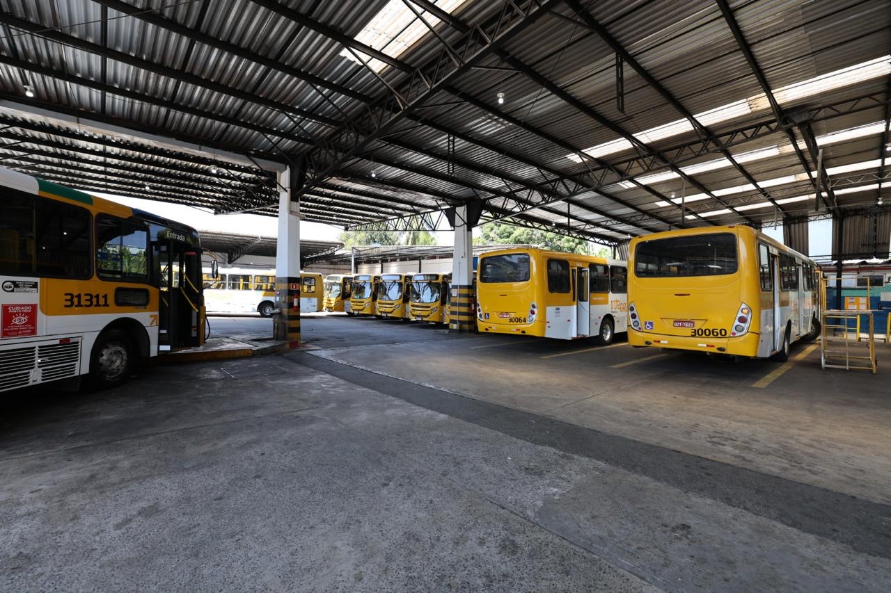 Veículos no interior de uma garagem fiscalizada