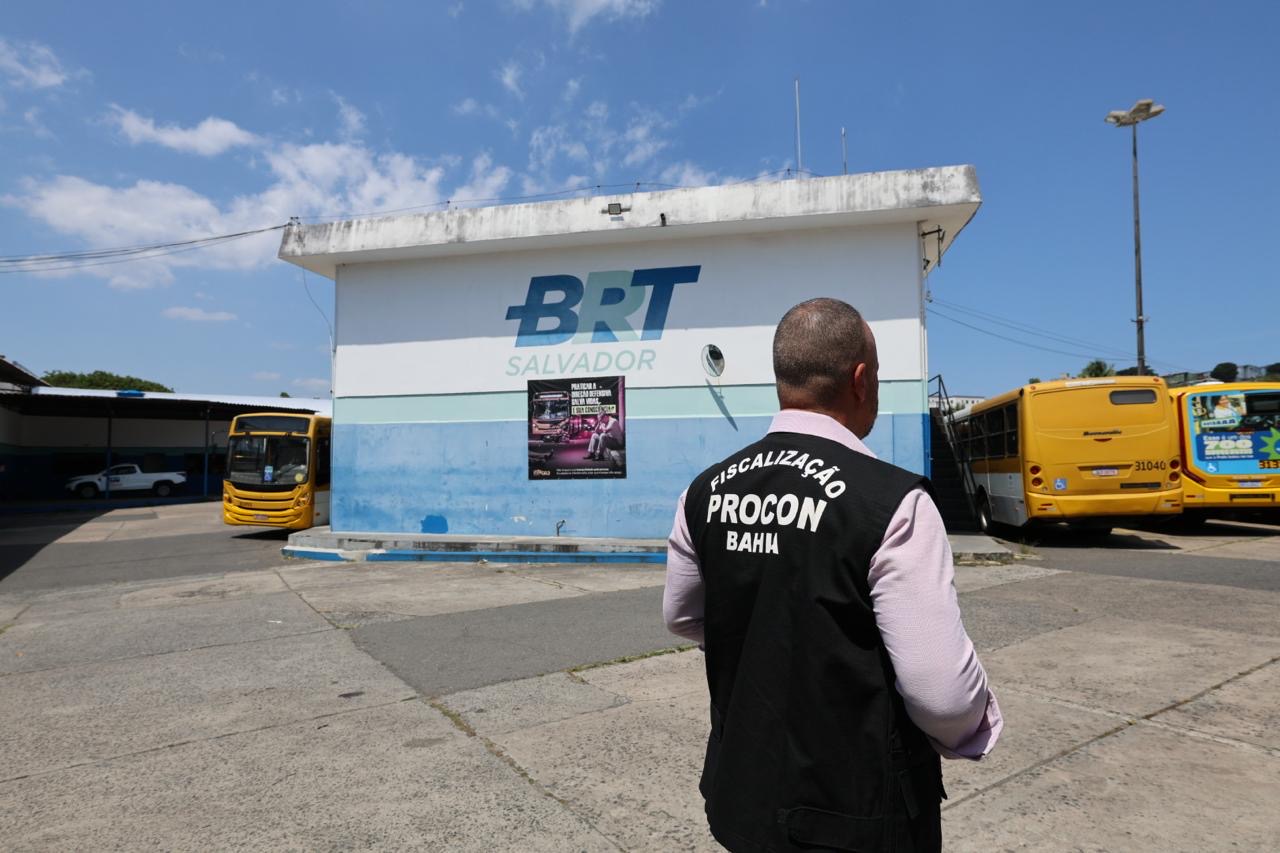 Fiscal do Procon-BA no pátio de uma garagem