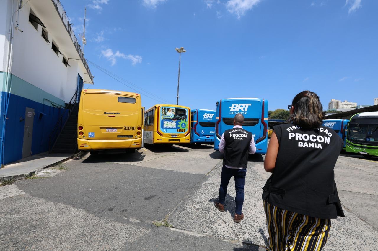 Equipe do Procon-BA percorre garagem de ônibus em Salvador