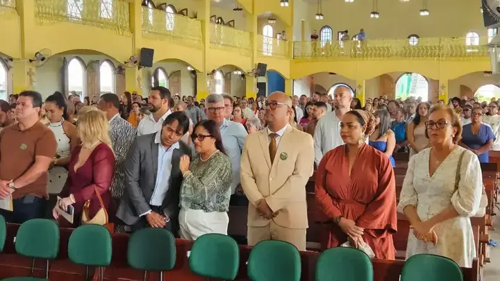 Neusa e participantes acompanham a missa de ação de graças