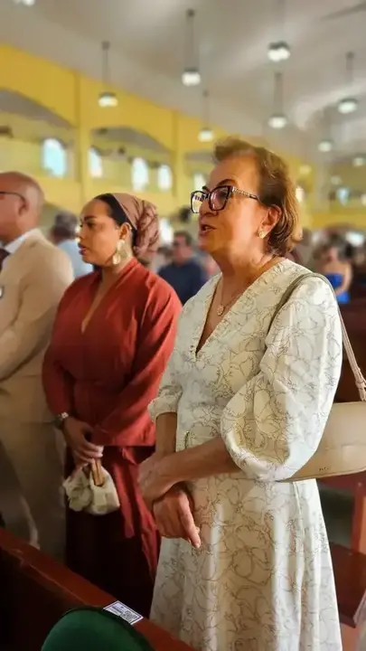 Neusa acompanha a celebração na igreja