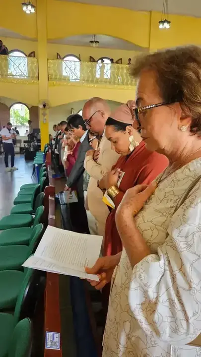 Neusa participa de momento de oração durante a missa