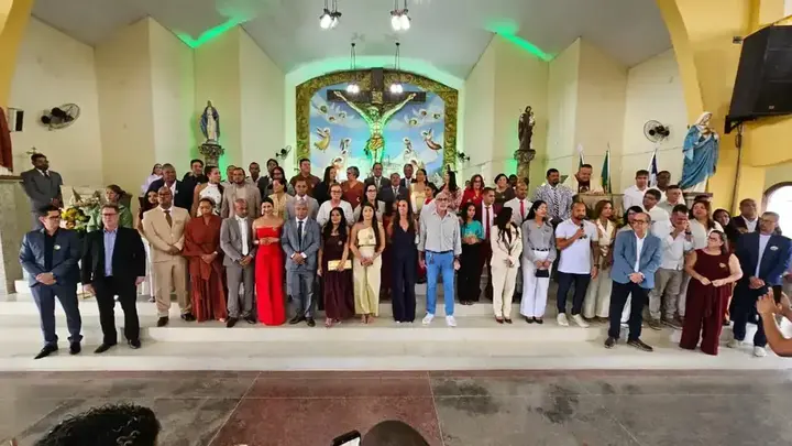 Autoridades e representantes da comunidade reunidos ao final da missa