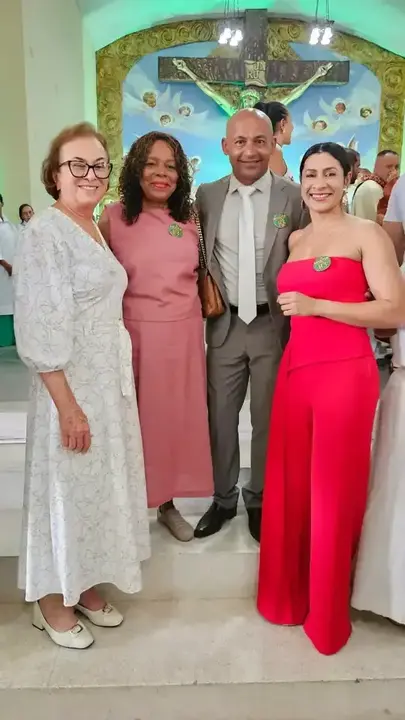 Neusa posa para fotografia com participantes da celebração
