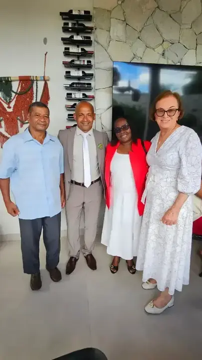 Neusa ao lado de participantes após a missa