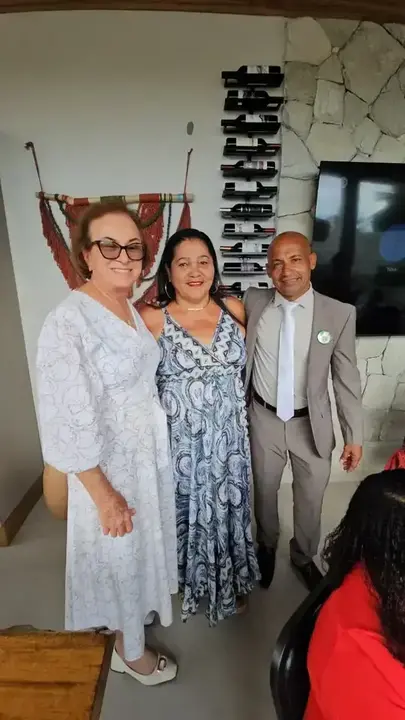 Neusa posa com participantes da comemoração