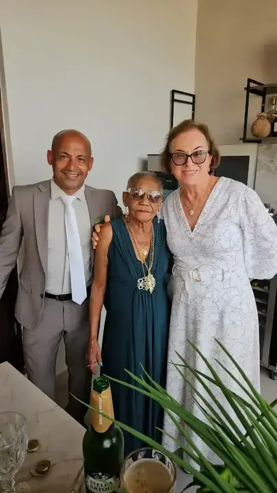 Neusa posa para foto com lideranças de Pojuca