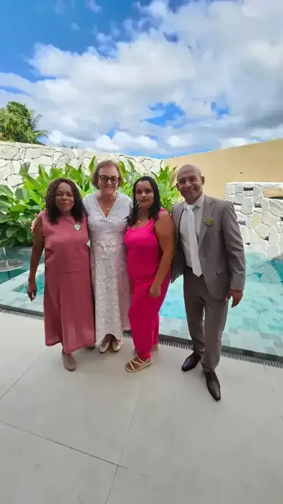 Neusa e representantes locais posam para fotografia em Pojuca
