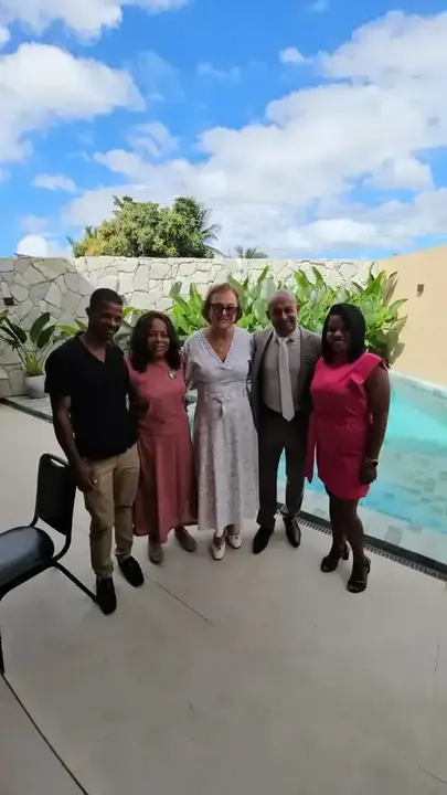 Neusa e participantes reunidos durante o aniversário de Pojuca