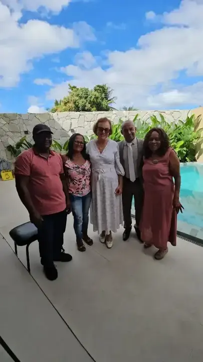 Neusa e lideranças posam juntas em Pojuca