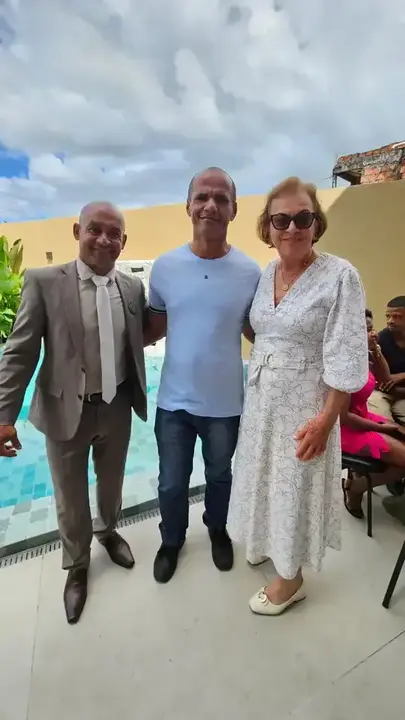 Neusa ao lado de representantes de Pojuca