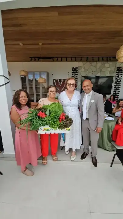 Neusa e lideranças recebem uma cesta de produtos da agricultura local