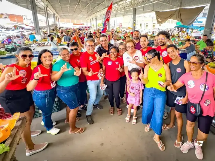 Neusa Cadore, lideranças do PT e apoiadores durante panfletagem na Feira Livre de Riachão do Jacuípe