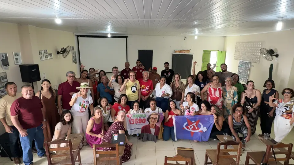 Neusa Cadore ao centro com mulheres, lideranças e militantes durante encontro em Jacobina