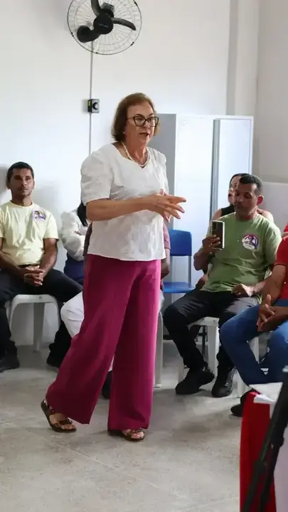 Neusa Cadore conversa com lideranças durante encontro em Pintadas