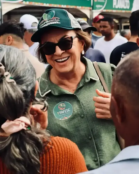 Neusa Cadore sorrindo durante a Feira Agroecológica de Canarana