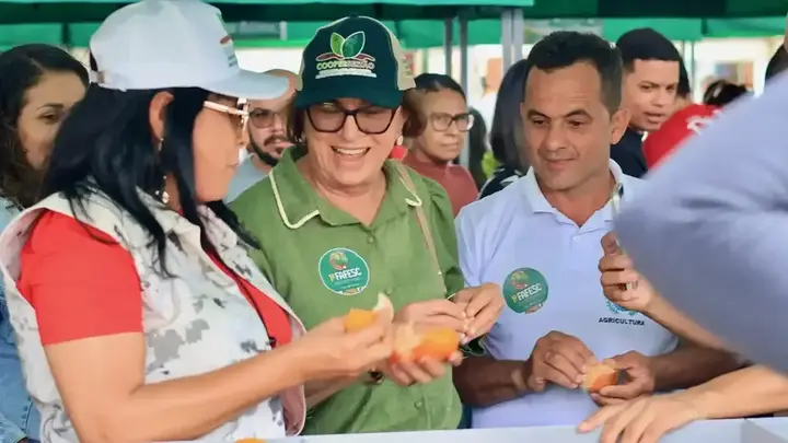 Neusa Cadore conhece e experimenta produtos apresentados na feira