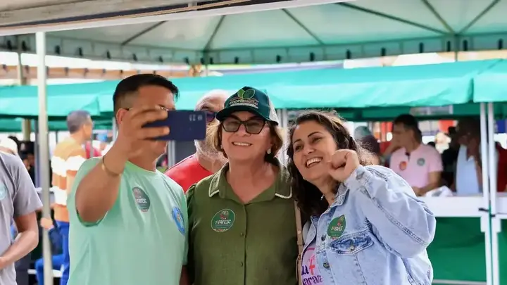 Neusa Cadore posa para uma fotografia com participantes da feira