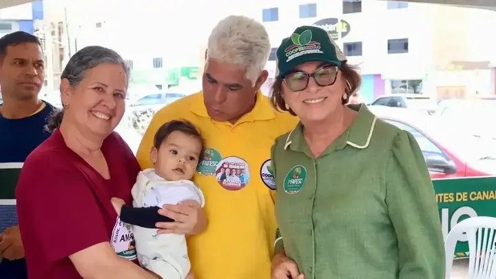 Neusa Cadore ao lado de uma família durante a feira
