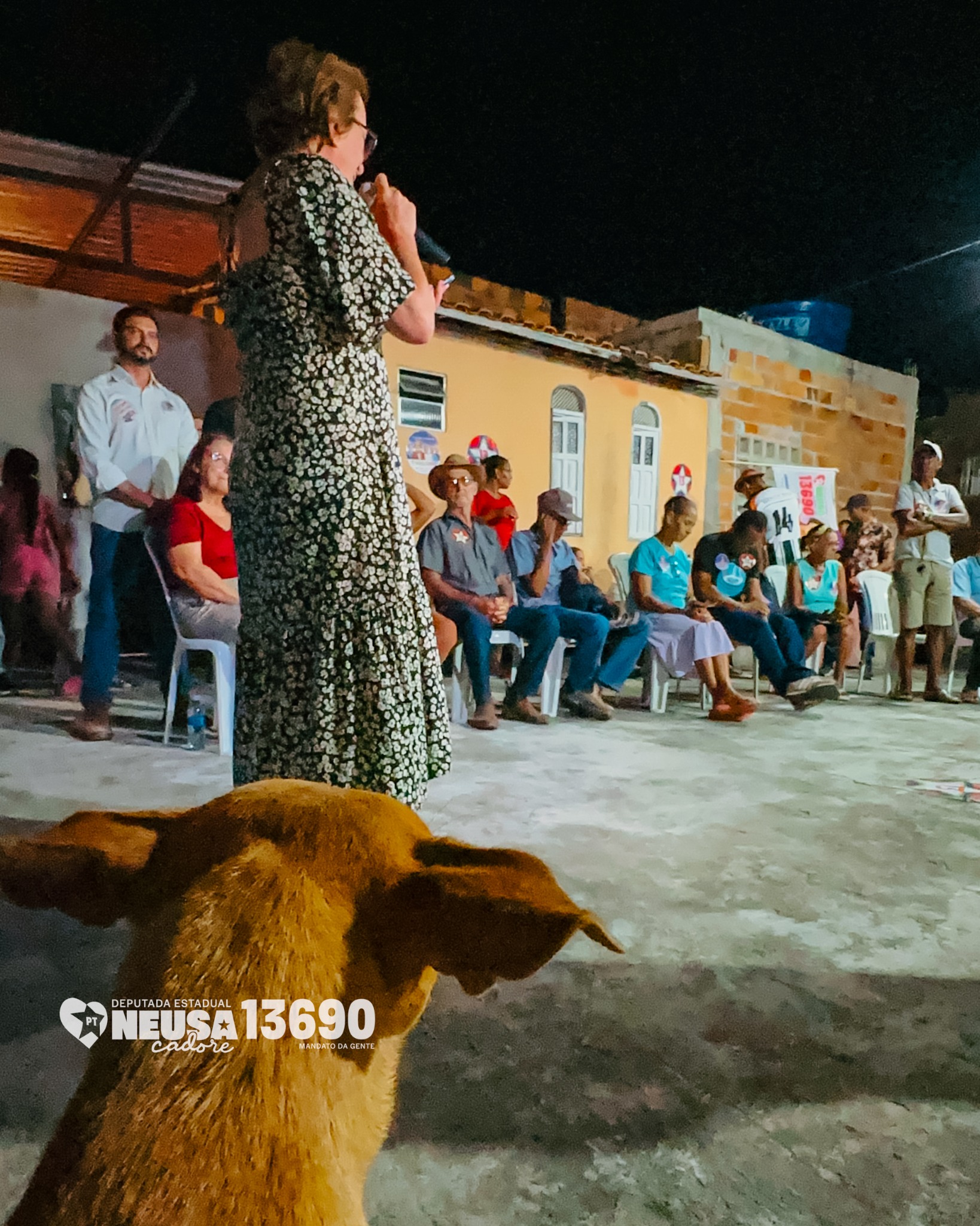 Neusa Cadore conversa com a comunidade de João Velho, em Ipirá, durante encontro à noite