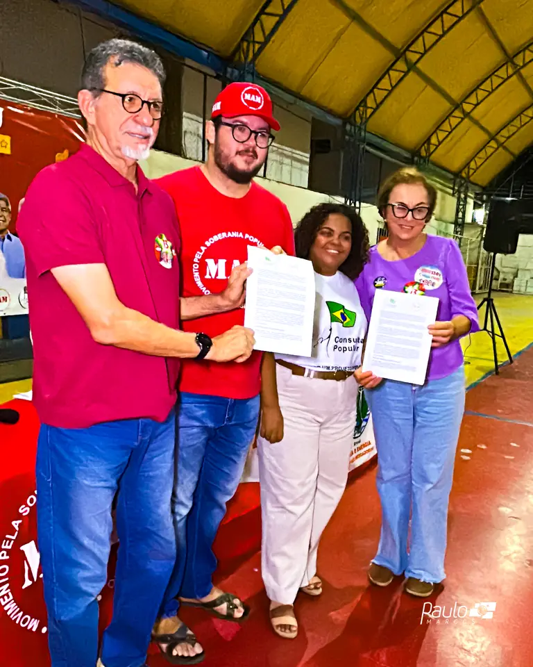 Afonso Florence e Neusa Cadore com representantes dos movimentos sociais durante plenária em Juazeiro