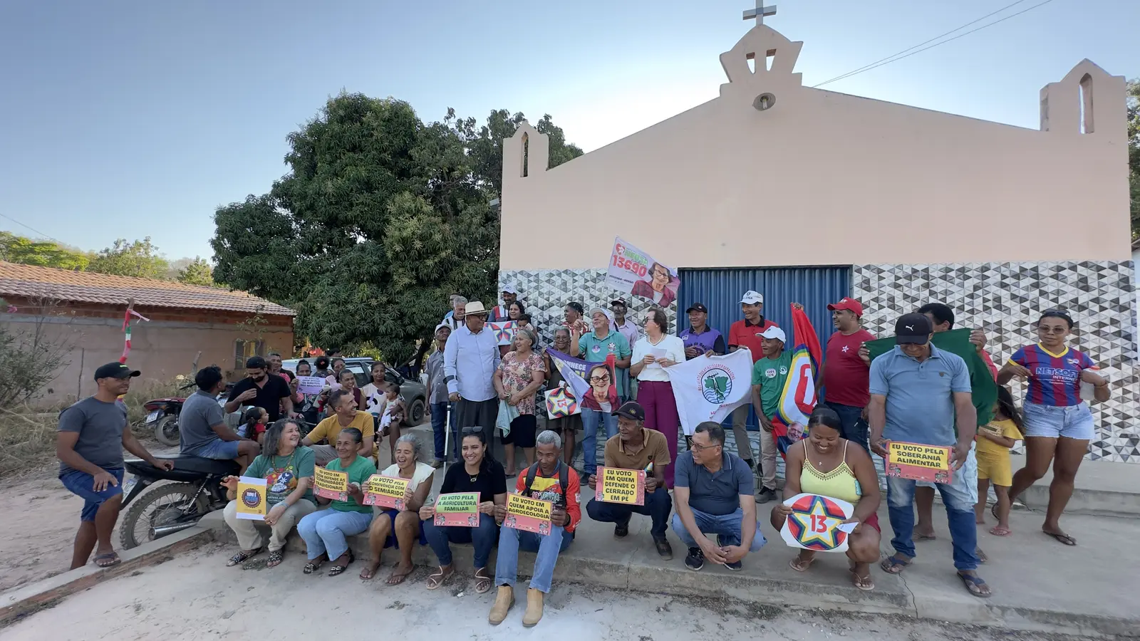 Neusa Cadore com moradores e lideranças diante da igreja no Morro do Guará, em Canápolis