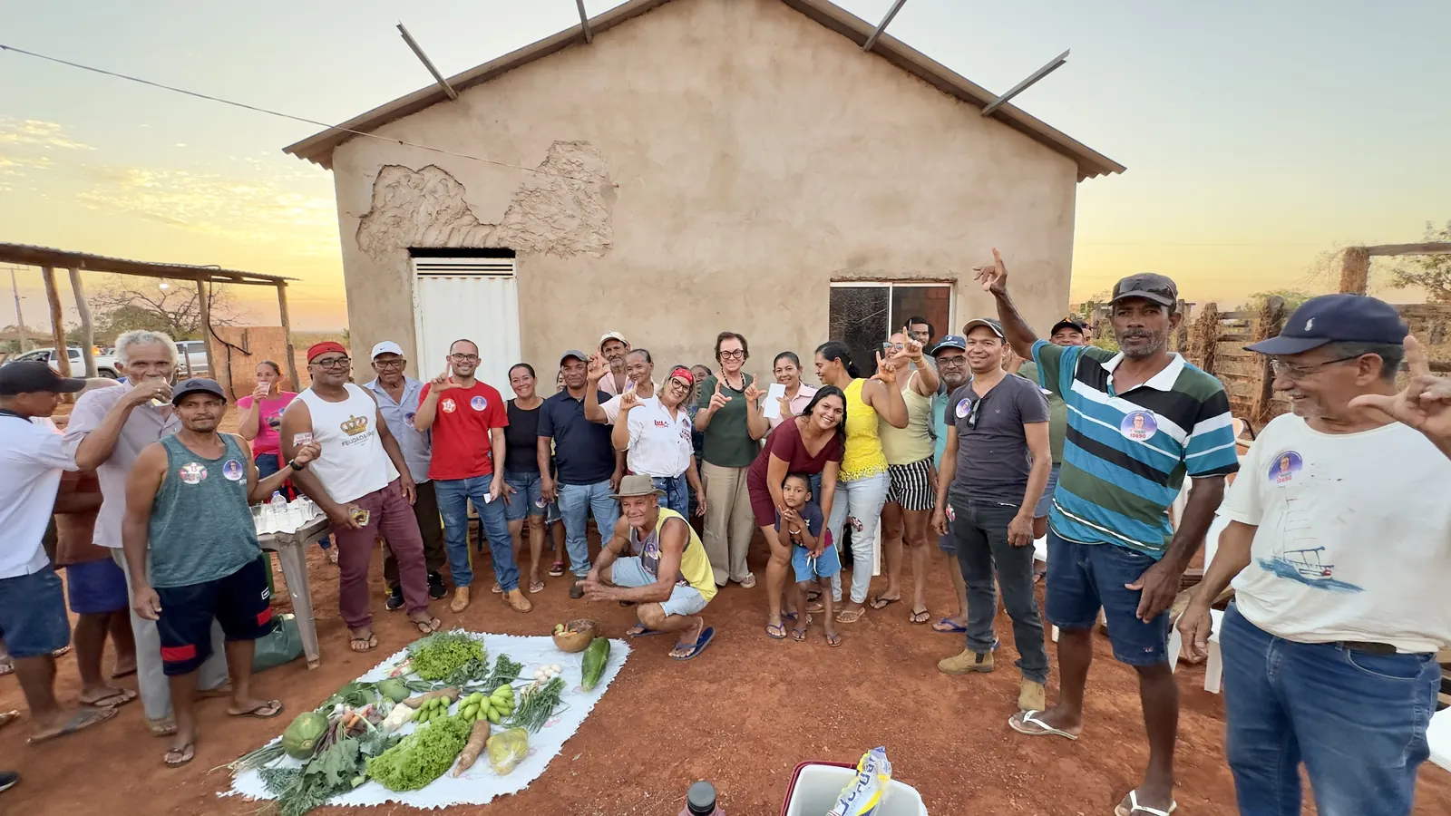 Grupo reunido com Neusa Cadore em Sítio do Mato, com produtos da agricultura familiar em primeiro plano