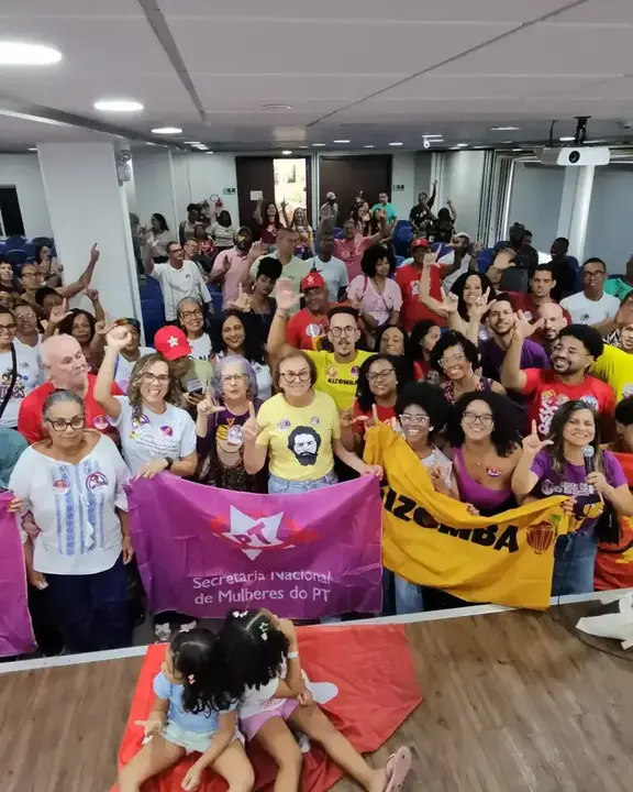 Neusa Cadore e participantes da Plenária Neusa no SINDAE, em Salvador