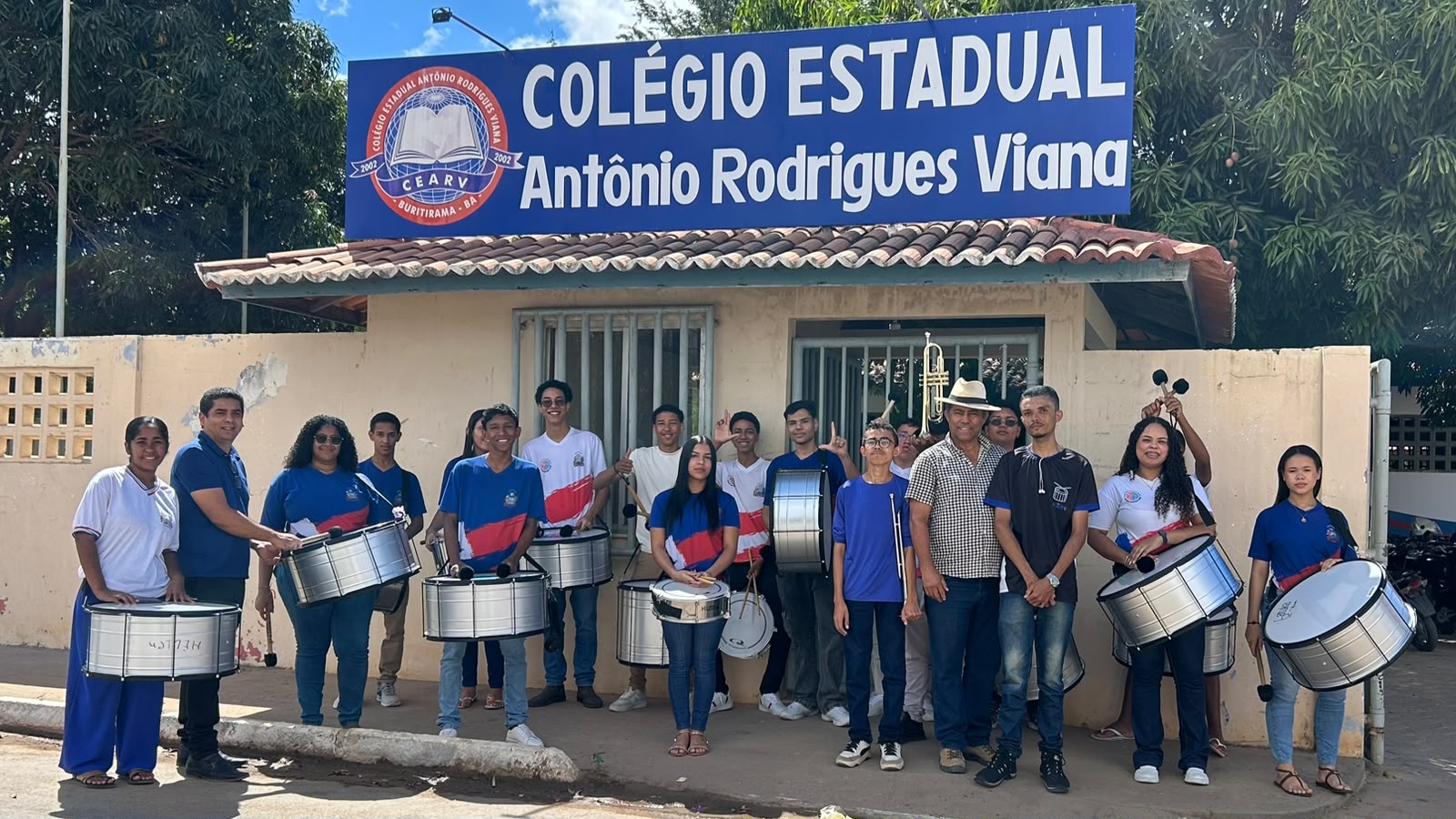 Estudantes da fanfarra com os novos instrumentos em frente ao Colégio Estadual Antônio Rodrigues Viana, em Buritirama
