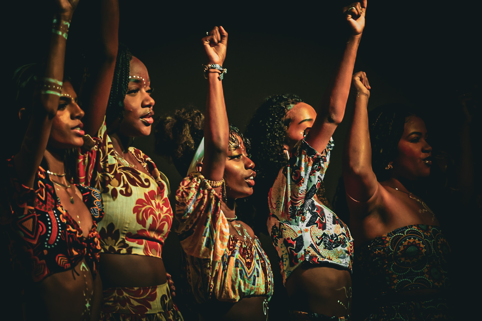 Jovens em uma apresentação cultural em Mairi