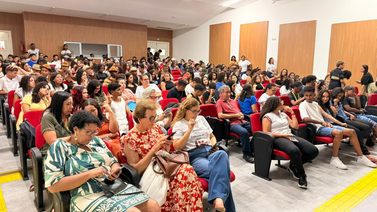 Auditório lotado em atividade com estudantes