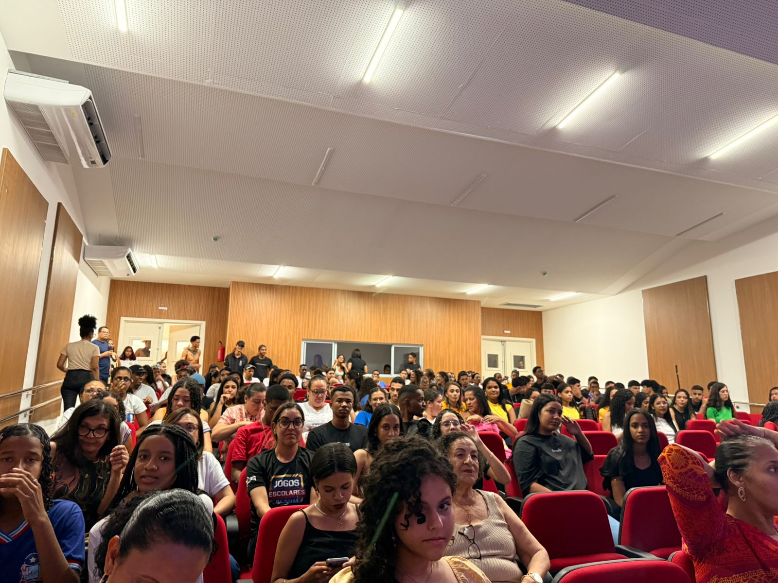 Juventude reunida em atividade educativa