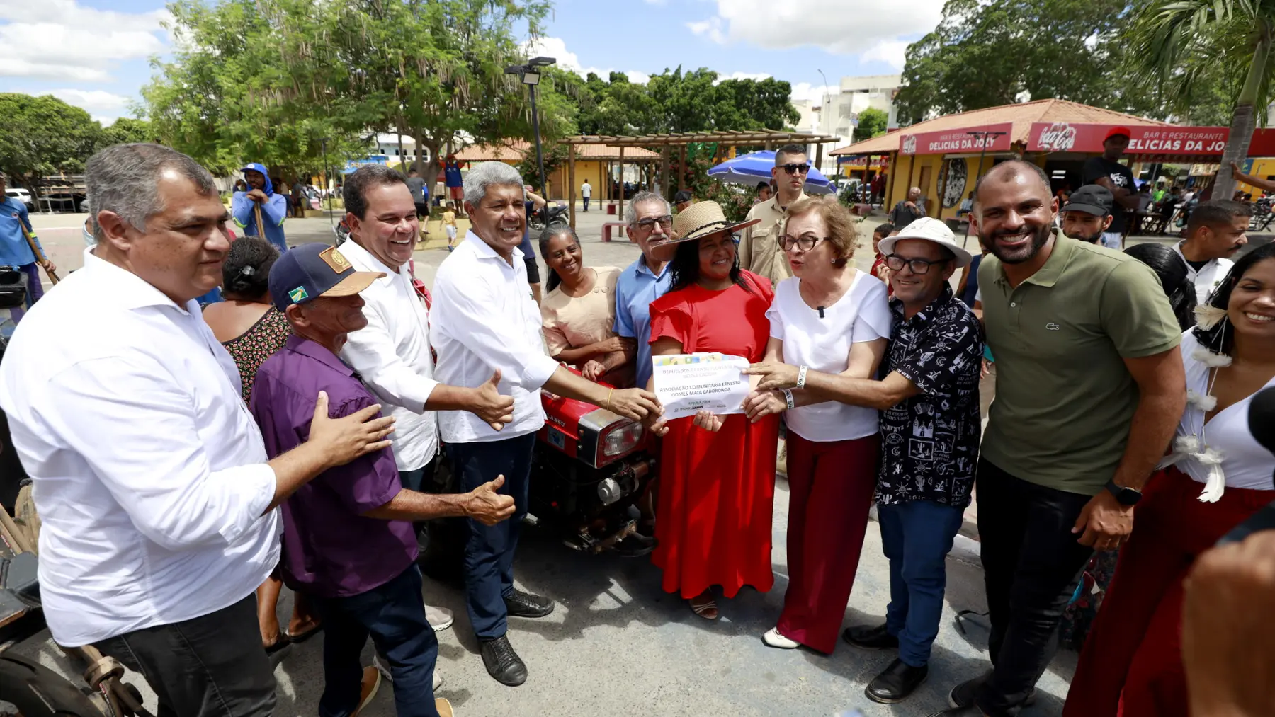 Entrega de equipamentos às comunidades