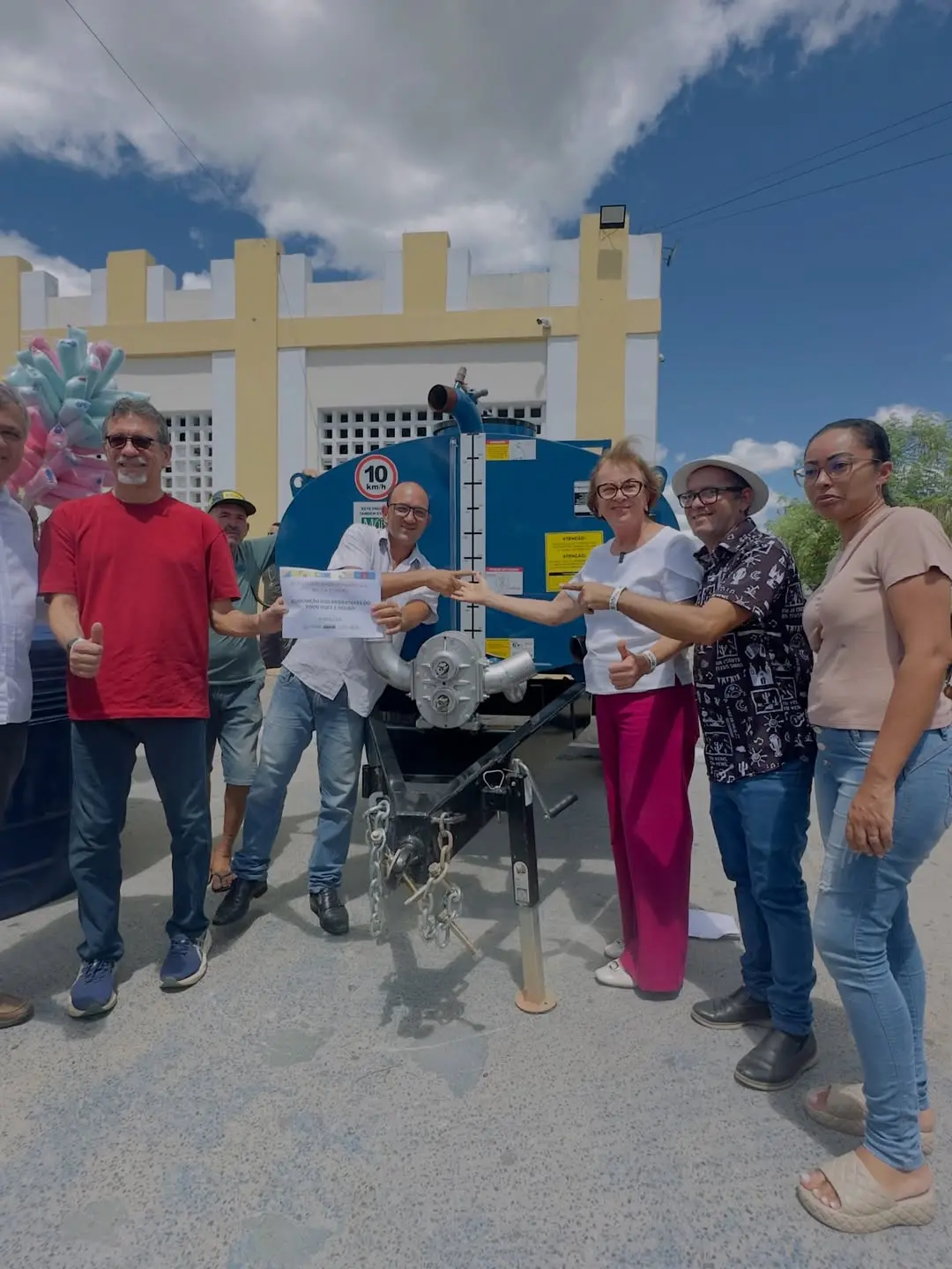Neusa e Afonso na entrega do tanque-pipa