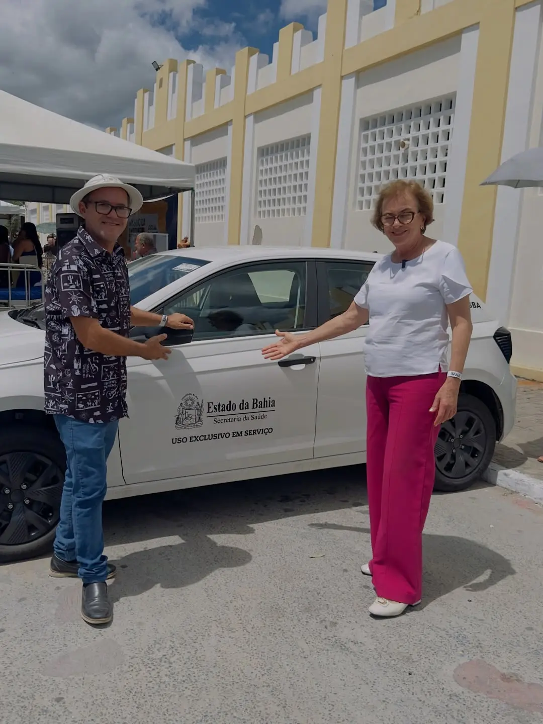 Neusa e Roberval na entrega do novo veículo