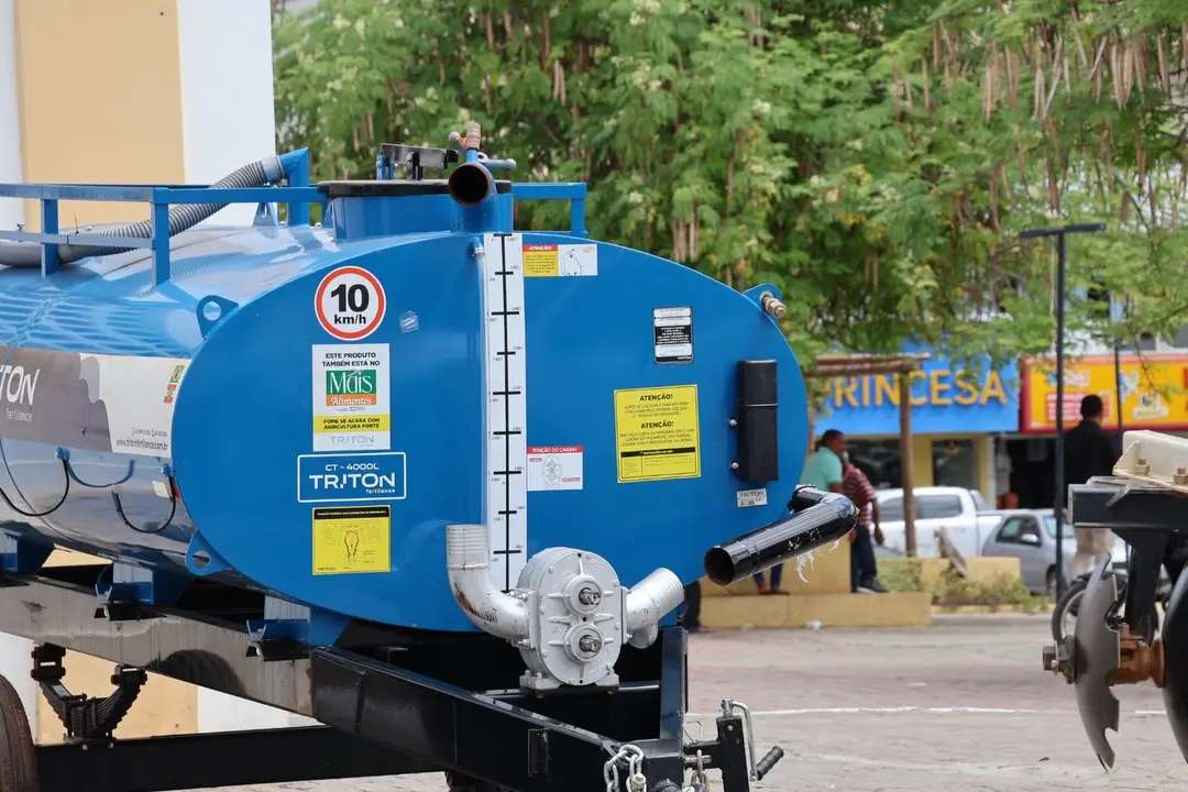 Tanque-pipa para apoiar a produção
