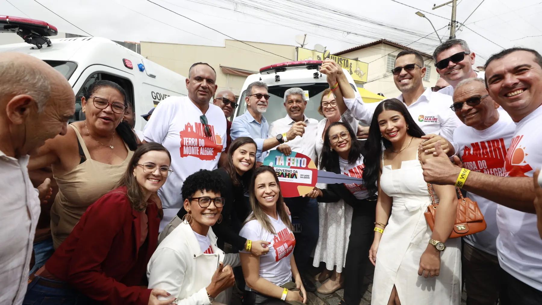 Neusa Cadore, Afonso Florence, Jerônimo Rodrigues e lideranças durante entrega de ambulância em Mairi