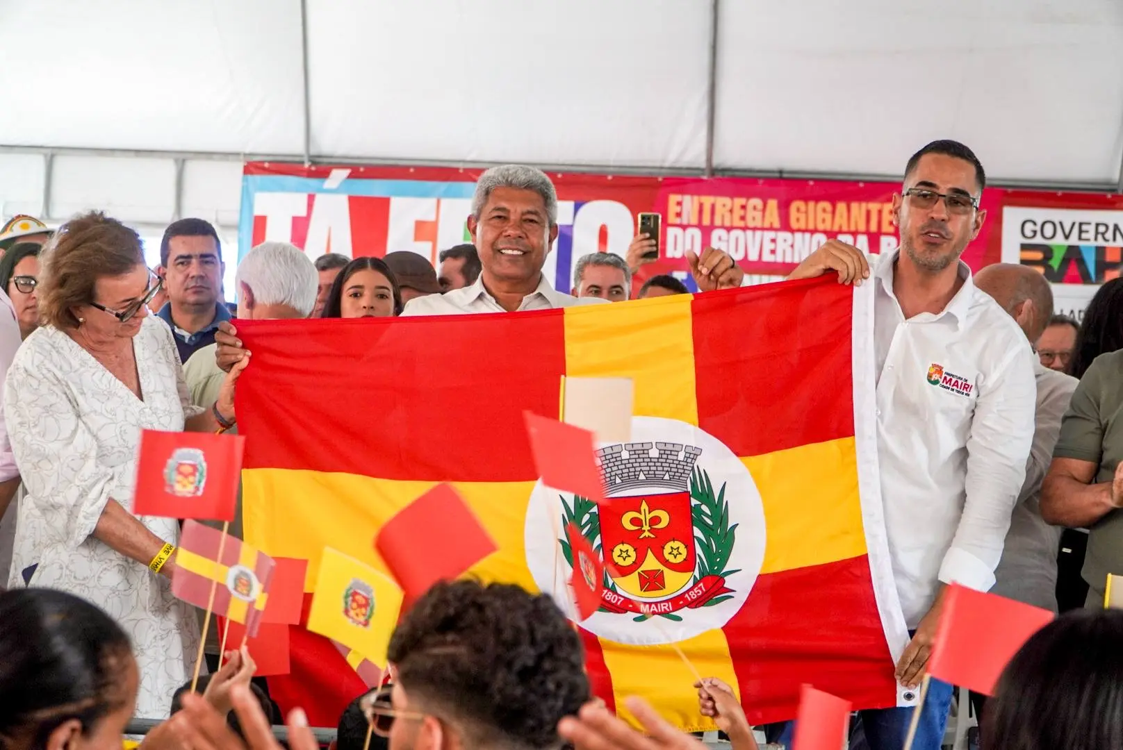 Bandeira de Mairi: Neusa Cadore, Jerônimo Rodrigues e o prefeito Gustavo de Capeta