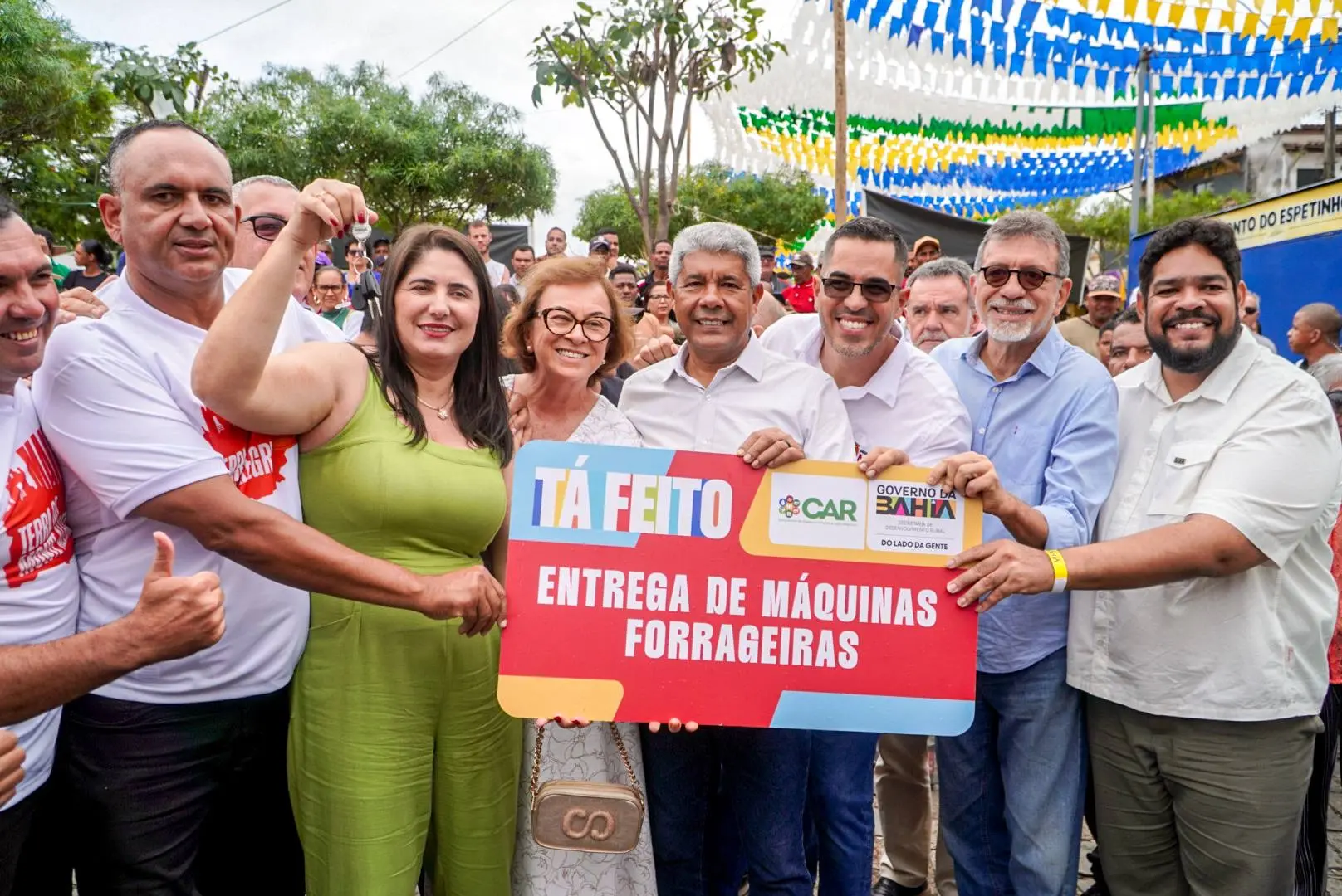 Afonso Florence, Neusa Cadore e Jerônimo Rodrigues entregam máquinas forrageiras em Mairi